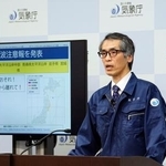 　北海道と東北に津波注意報が発表されたことを受け記者会見する気象庁の担当者＝１２日午後０時５０分