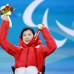 　北京冬季パラリンピックのアルペンスキー女子大回転座位のメダルセレモニーで、金メダルを手に笑顔の村岡桃佳。大会３冠を達成＝２０２２年３月、延慶