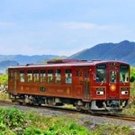 　鳥取県八頭町を走行する若桜鉄道（八頭町提供・共同）