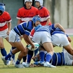 　島根県予選の代わりに行われた「壮行試合」でプレーする石見智翠館の選手（手前）＝島根県出雲市