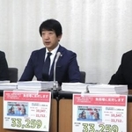 　記者会見する「認知症の人と家族の会」の和田誠代表理事（中央）ら＝１２日午前、厚労省