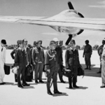 　マニラ会談へ向かう使節団（手前中央が河辺虎四郎中将、その手前右が大竹貞雄少尉）＝１９４５年８月１９日、沖縄・伊江島（米海軍歴史・遺産コマンドのアーカイブより）