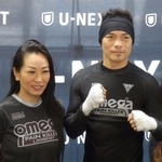 　写真に納まるＷＢＡバンタム級暫定王者のノニト・ドネア（右）と妻のレイチェルさん＝１２日、東京都内