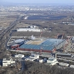 　次世代半導体の国産化を目指すラピダスの工場（手前）。左奥は北海道千歳市の市街地＝３月