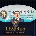 　９日、記者会見で韓国政府との関係見直しに言及した台湾外交部（外務省）幹部＝台北市（中央通信社＝共同）