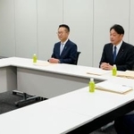 　会談に臨む国民民主党の古川税調会長（中央左）と自民党の小野寺税調会長（同右）ら＝１２日午後、国会