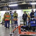 　ＪＲ秋葉原駅の山手線ホームで、刃物で切り付けられたとみられる人を搬送する消防隊員ら（右）＝昨年１月