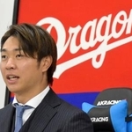 　契約を更改し、記者会見する中日・高橋宏＝１２日、ナゴヤ球場