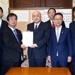 　「政党ガバナンス強化法案」を参院に提出する国民民主党＝１２日午後、国会