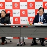 　日本の小説や雑誌を世界市場に売り込む戦略を議論する協議会で、あいさつする都倉俊一文化庁長官（右）＝１２日午後、文科省