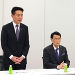 　整備新幹線に関する与党プロジェクトチームの会合であいさつする、共同座長の日本維新の会・前原誠司衆院議員。右は自民党・渡海紀三朗衆院議員＝１２日午前、国会