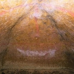 　「清戸迫横穴墓群」の「８３号横穴墓」から新たに見つかった彩色壁画（奥壁部分）