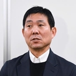 　キャンプ候補地視察から帰国し、取材に応じる森保監督＝１２日、羽田空港