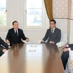 　会談に臨む自民党の梶山国対委員長（左から２人目）と日本維新の会の遠藤国対委員長（同３人目）ら＝１２日、国会