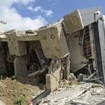 　能登半島地震で横倒しとなった石川県輪島市のビル＝２０２４年９月