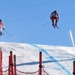 　決勝トーナメント１回戦で滑走する須貝龍（中央）＝バルトランス（共同）