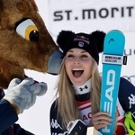　アルペンスキーＷ杯女子滑降、史上最年少４１歳で通算８３勝目を挙げ、表彰台でマスコットと喜ぶリンゼイ・ボン＝１２日、サンモリッツ（ロイター＝共同）
