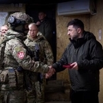 　東部ハルキウ州の要衝を訪問し、前線の兵士を激励するウクライナのゼレンスキー大統領＝１２日、クピャンスク（ウクライナ大統領府提供、ロイター＝共同）