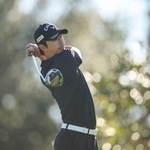 　米男子ゴルフの最終予選会第２ラウンド、９番でティーショットを放つ石川遼＝１２日、フロリダ州ポンテベドラビーチ（ゲッティ＝共同）