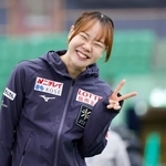　女子５００メートルで３位となり、笑顔でピースサインをする吉田雪乃＝ハーマル（共同）