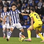 　ジローナ戦の前半、攻め込むレアル・ソシエダードの久保（左）＝サンセバスチャン（共同）