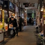 　観光客の姿がまばらな函館朝市＝１３日午前、北海道函館市