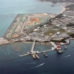 　沖縄県名護市辺野古の沿岸部。南側（奥）の埋め立てはほぼ終了し、東側の大浦湾（手前）でも埋め立て用土砂の投入が開始された＝１１月