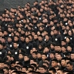 　「南京大虐殺記念館」で開催された国家追悼式典の参列者＝１３日、中国江蘇省南京市（共同）