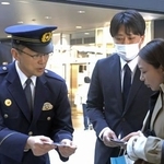 　小田急線成城学園前駅で情報提供を呼びかける成城警察署の佐藤圭一郎署長（左）＝１３日午前、東京都世田谷区