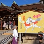 　来年の干支「午」にちなんだ図柄にかけ替えられた、道明寺天満宮の大絵馬＝１３日午前、大阪府藤井寺市