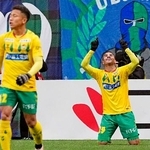 　千葉-徳島　後半、先制ゴールを決め、天を指さす千葉・カルリーニョスジュニオ（右）＝フクアリ