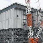 　大型カバーに覆われた東京電力福島第１原発１号機＝１１月２５日（同社提供）