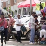 　マダガスカルの首都アンタナナリボを行き交う市民ら＝８日（地元住民提供・共同）