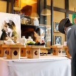 　和歌山電鉄貴志駅で営まれた、２代目猫駅長「ニタマ」の社葬＝１３日午後、和歌山県紀の川市