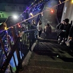 　ライトアップされた高台で行われた避難訓練＝１３日夜、高知県須崎市