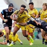 　ＢＲ東京-東京ＳＧ　前半、突進する東京ＳＧ・松島（中央）＝秩父宮