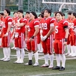 　試合後、観客にあいさつする三ケ尻主将（前列右端）ら日大の選手＝日大グラウンド