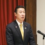 　アイヌ民族の支援策を議論する会合を終え、取材に応じる黄川田アイヌ施策相＝１３日午後、札幌市