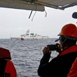 　昨年８月、南シナ海のサビナ礁に近い海域で、中国海警局の船を監視するフィリピンの中型巡視船の乗員