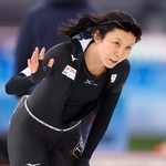 　女子１０００メートルのレースを終え、観客に手を振る高木美帆。１分１４秒３９で優勝し、１５００メートルに続いてミラノ・コルティナ冬季五輪代表入りを確実にした＝ハーマル（共同）