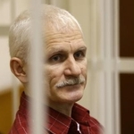 　ベラルーシの首都ミンスクの裁判所に出廷した人権活動家のビャリャツキ氏＝２０１１年１１月（ＡＰ＝共同）