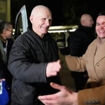 　釈放後、リトアニアの米国大使館に到着し、ベラルーシの反体制指導者らに迎えられるビャリャツキ氏＝１３日（ロイター＝共同）