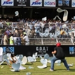 　ファンがスタジアムに投げ入れた椅子など＝１３日（ロイター＝共同）
