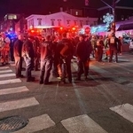 　米ブラウン大周辺に集まった救急隊員ら＝１３日、東部ロードアイランド州プロビデンス（ＡＰ＝共同）