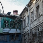 　ロシアの攻撃があった現場で被害を受けた建物を調べる住人＝１３日、ウクライナ・オデーサ（ロイター＝共同）