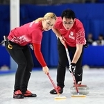 　混合ダブルス１次Ｌ　韓国戦の第３エンド、スイープする小穴桃里（左）、青木豪＝ケロウナ（共同）