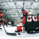 　フランスの得点を阻止しようとする日本の選手ら＝１３日（ゲッティ＝共同）