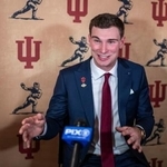 　年間最優秀選手賞のハイズマン・トロフィーを受賞したインディアナ大３年のＱＢフェルナンド・メンドーサ＝１３日（ＡＰ＝共同）