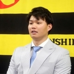 　契約更改し、記者会見する阪神・森下＝１４日、兵庫県西宮市