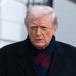 　記者団と話すトランプ米大統領＝１３日、ワシントン（ＡＰ＝共同）